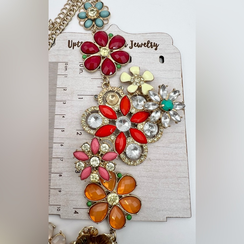 MULTICOLOR STATEMENT FLORAL NECKLACE - Picture 8 of 10